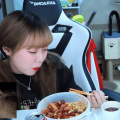 째려보는 토마토